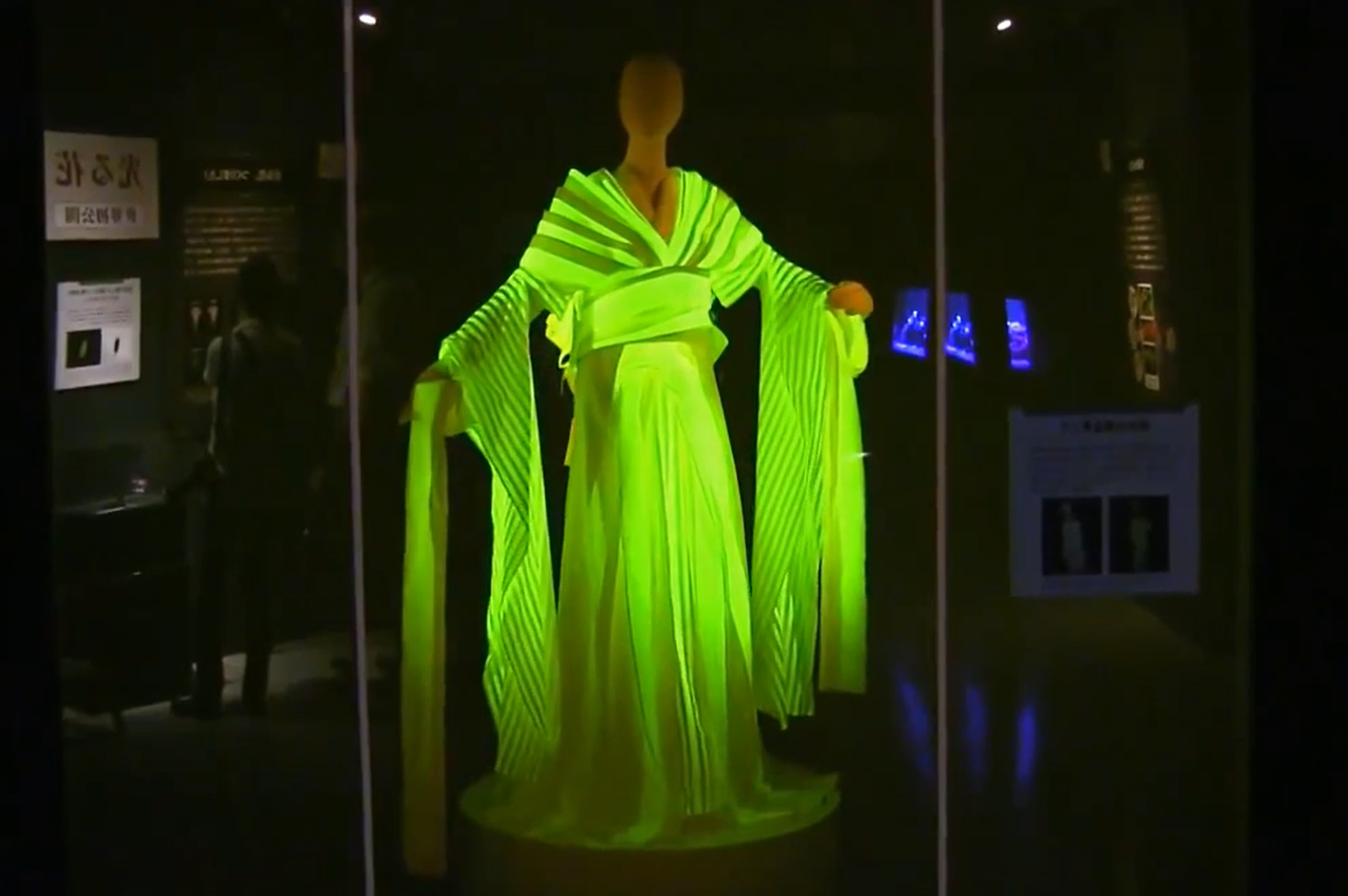Glowing silk with great possibilities | | Salam Groovy Japan
